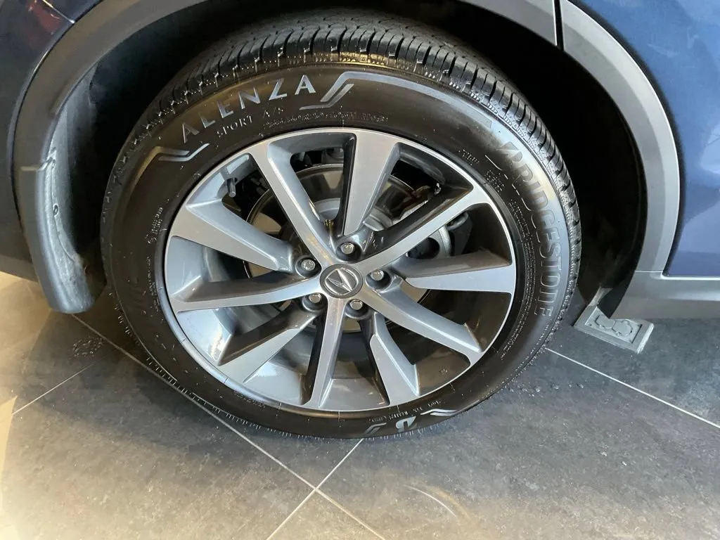 Acura MDX photo 8