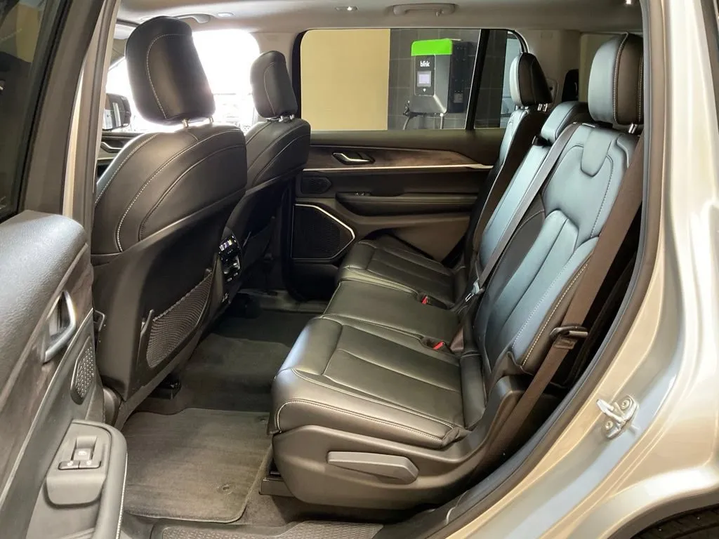 Jeep Grand Cherokee L photo 24