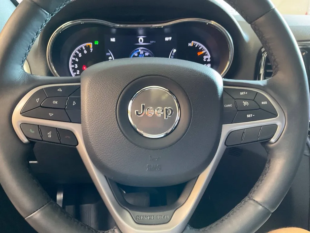 Jeep Grand Cherokee photo 12