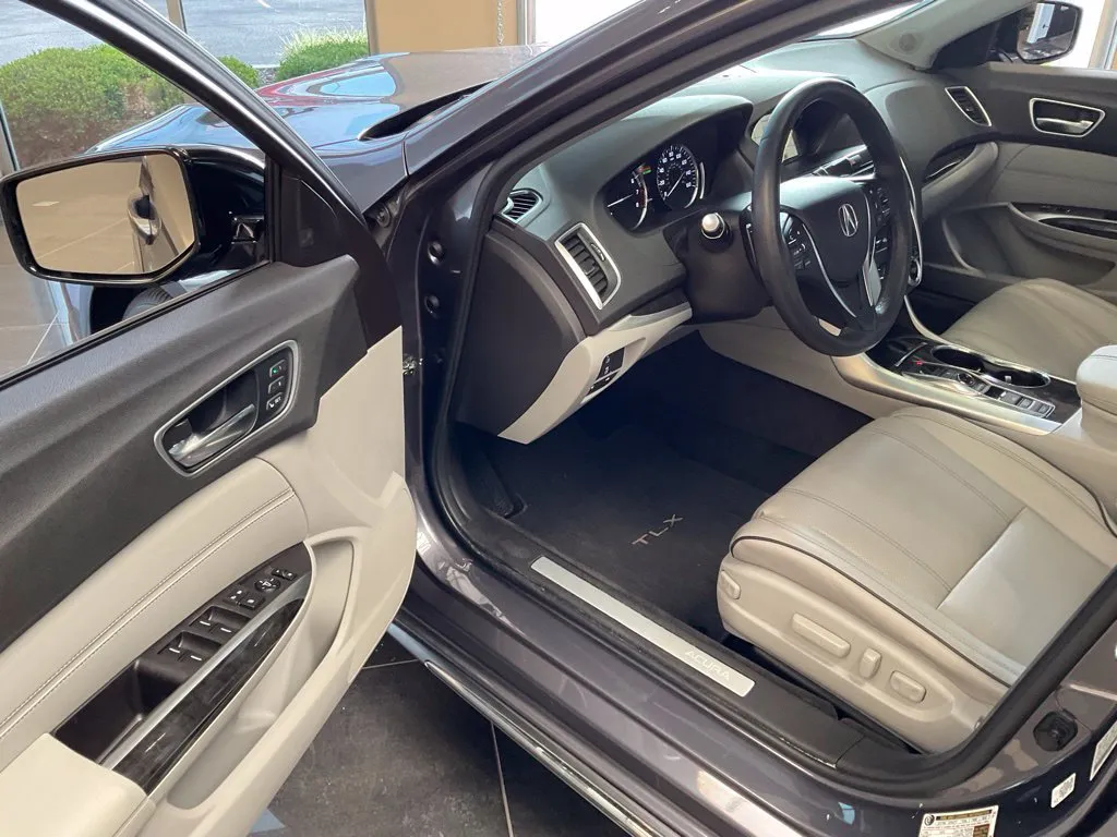 Acura TLX photo 10