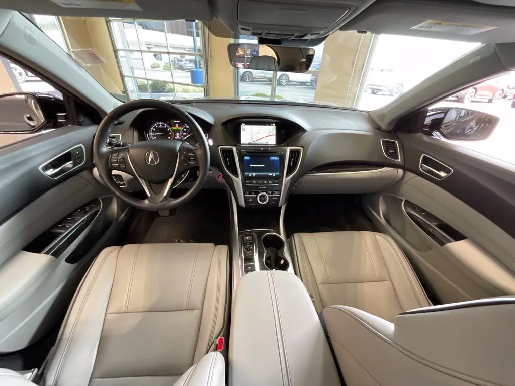 Acura TLX photo 9