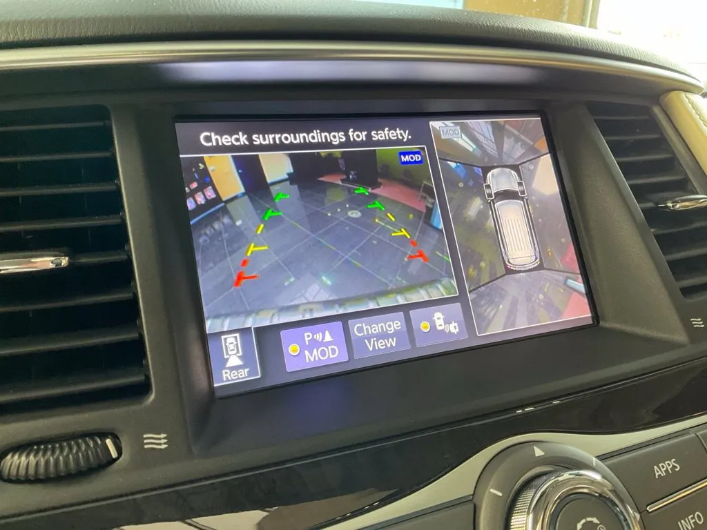 Infiniti QX80 photo 18