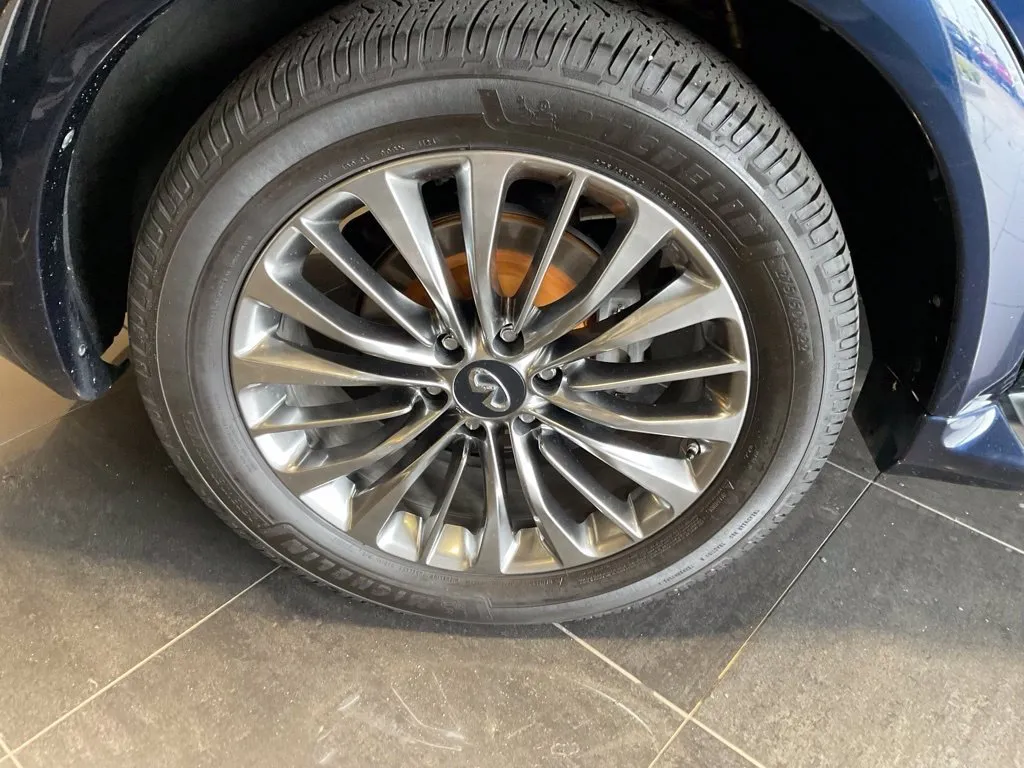 Infiniti QX80 photo 8