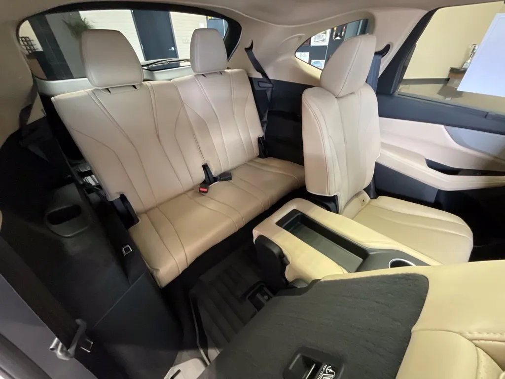 Acura MDX photo 24