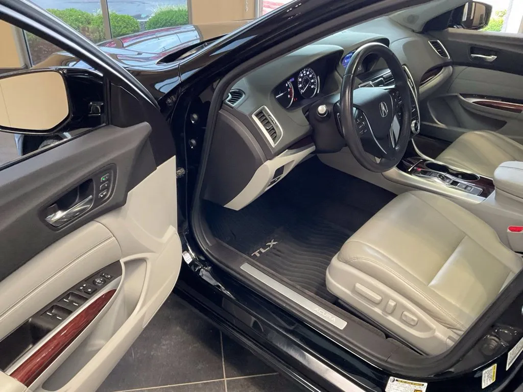 Acura TLX photo 10
