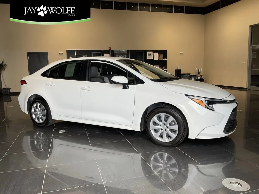 White 2024 Toyota Corolla LE for sale in Kansas City, MO