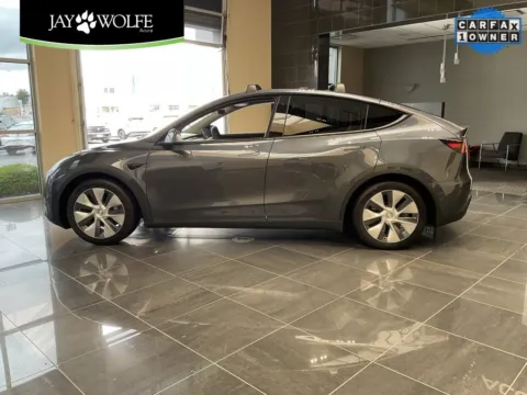 More photos of 2021 Tesla Model Y Long Range at Jay Wolfe Acura, MO