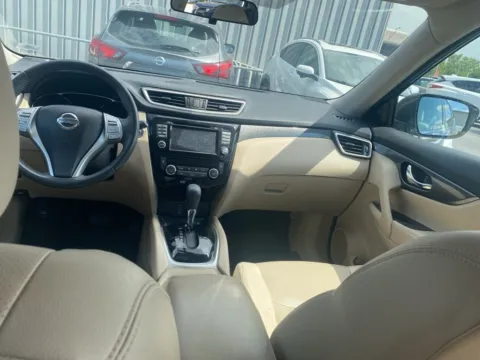 More photos of 2016 Nissan Rogue SL at Jay Wolfe Acura, MO