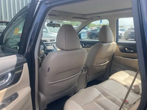 More photos of 2016 Nissan Rogue SL at Jay Wolfe Acura, MO