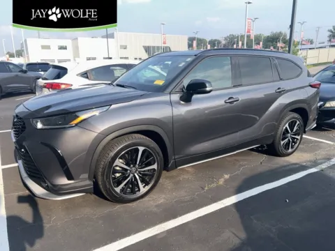 Gray 2022 Toyota Highlander XSE for sale in Kansas City, MO
