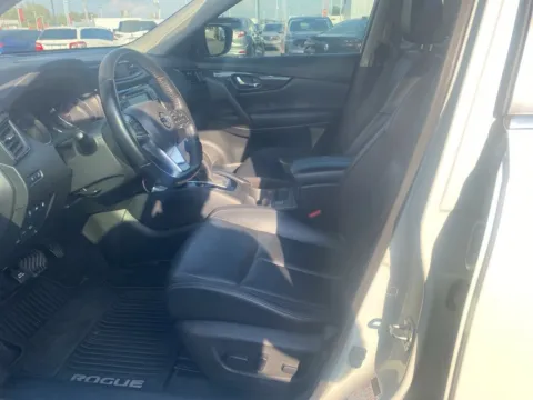More photos of 2018 Nissan Rogue SL at Jay Wolfe Acura, MO
