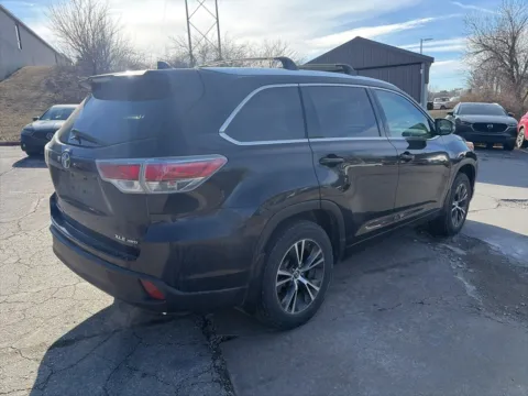 More photos of 2016 Toyota Highlander XLE at Acura of Overland Park, KS