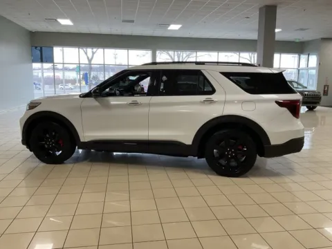 More photos of 2020 Ford Explorer ST at Acura of Overland Park, KS