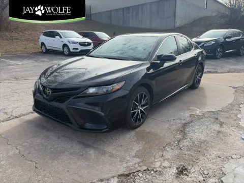 Black 2024 Toyota Camry SE for sale in Overland Park, KS
