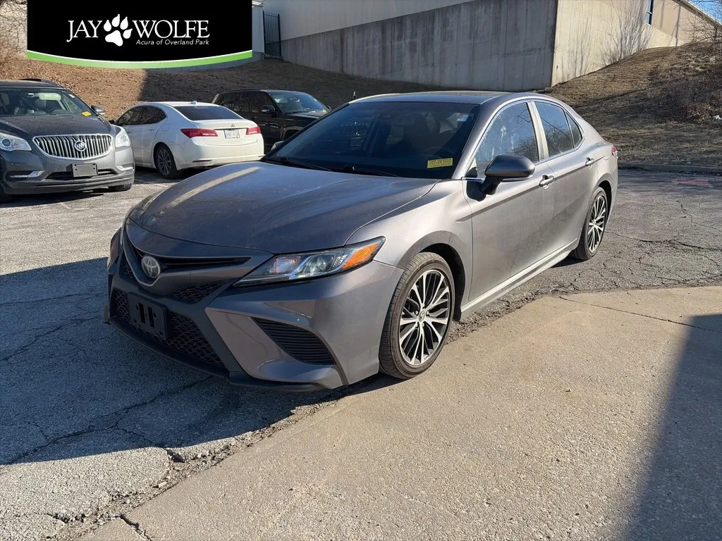 Gray 2018 Toyota Camry SE for sale in Overland Park, KS