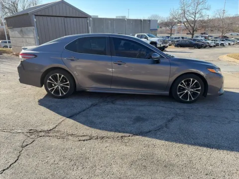 More photos of 2018 Toyota Camry SE at Acura of Overland Park, KS