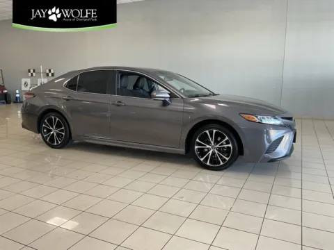 Gray 2018 Toyota Camry SE for sale in Overland Park, KS