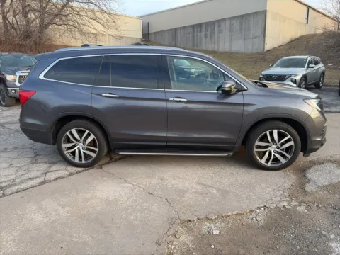 More photos of 2017 Honda Pilot Elite at Acura of Overland Park, KS