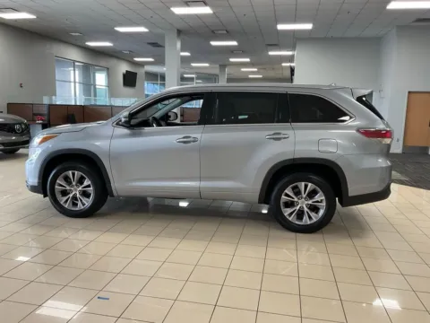 More photos of 2015 Toyota Highlander XLE at Acura of Overland Park, KS