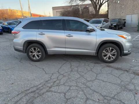 More photos of 2015 Toyota Highlander XLE at Acura of Overland Park, KS