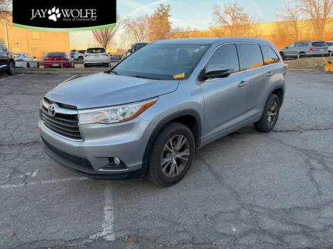 Silver 2015 Toyota Highlander XLE for sale in Overland Park, KS