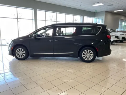 More photos of 2018 Chrysler Pacifica Touring L at Acura of Overland Park, KS
