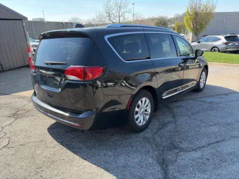 More photos of 2018 Chrysler Pacifica Touring L at Acura of Overland Park, KS