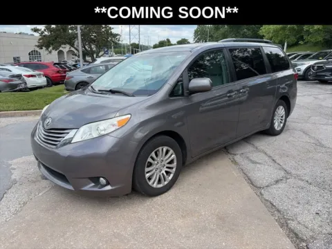 Gray 2017 Toyota Sienna XLE for sale in Overland Park, KS