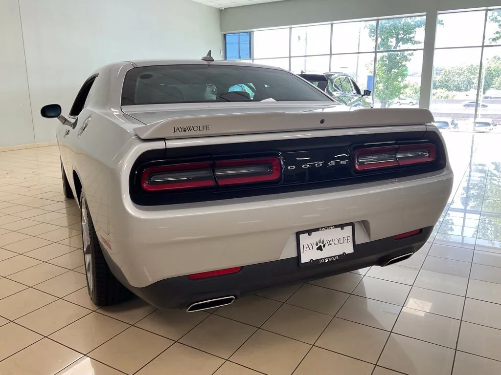 Dodge Challenger photo 6