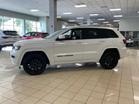 More photos of 2017 Jeep Grand Cherokee Altitude at Acura of Overland Park, KS