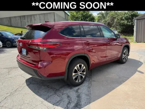 More photos of 2022 Toyota Highlander Hybrid XLE at Acura of Overland Park, KS