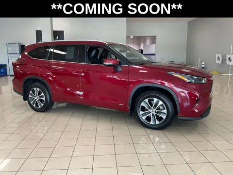 Red 2022 Toyota Highlander XLE for sale in Overland Park, KS