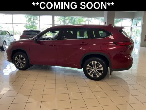 More photos of 2022 Toyota Highlander XLE at Acura of Overland Park, KS