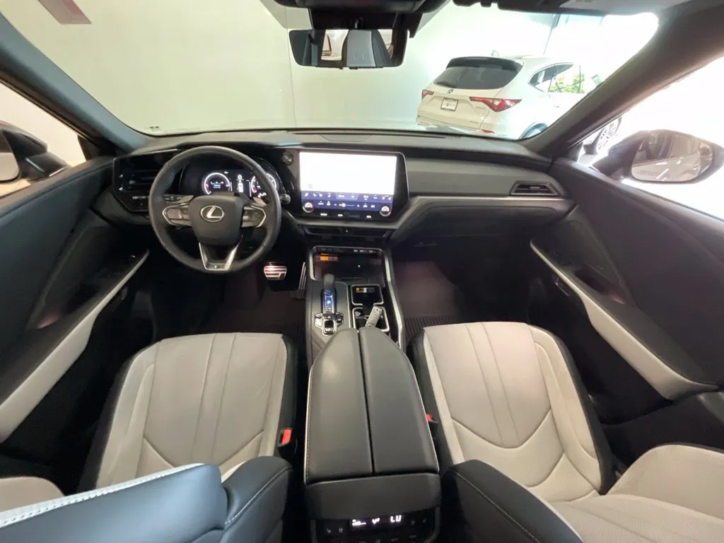 Lexus TX photo 9