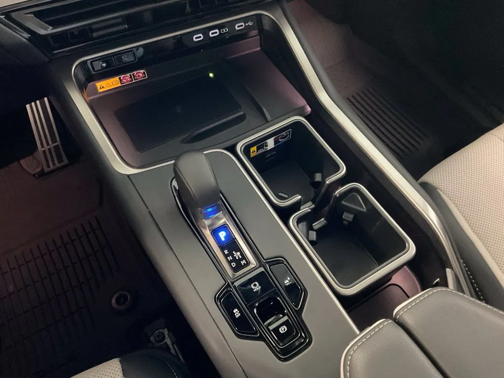 Lexus TX photo 19