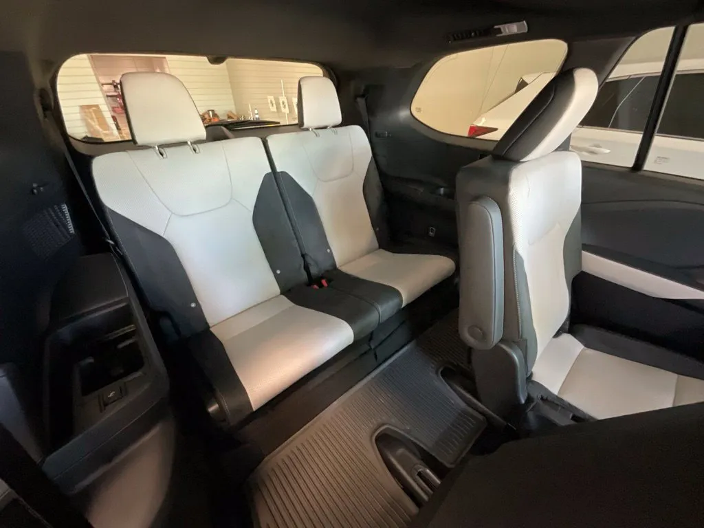 Lexus TX photo 23