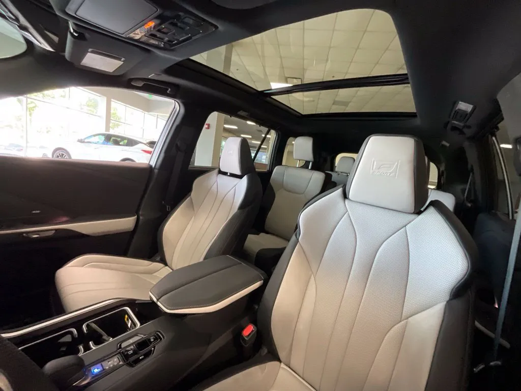 Lexus TX photo 11