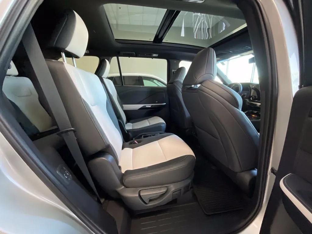Lexus TX photo 22