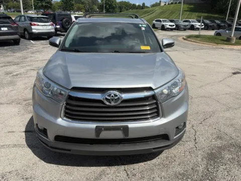 Photos of 2016 Toyota Highlander XLE for sale in Overland Park, KS at Acura of Overland Park