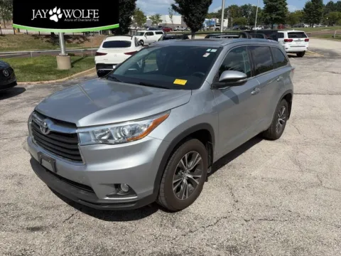Silver 2016 Toyota Highlander XLE for sale in Overland Park, KS