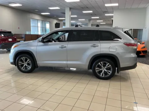 More photos of 2016 Toyota Highlander XLE at Acura of Overland Park, KS