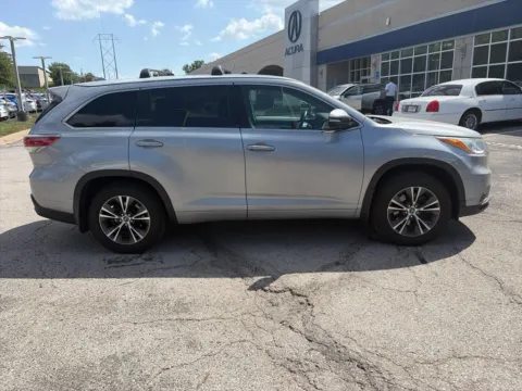 More photos of 2016 Toyota Highlander XLE at Acura of Overland Park, KS