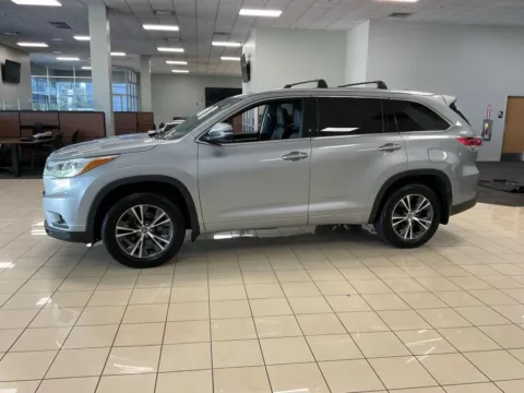 More photos of 2016 Toyota Highlander XLE at Acura of Overland Park, KS