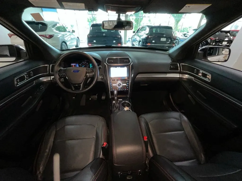 Ford Explorer photo 9