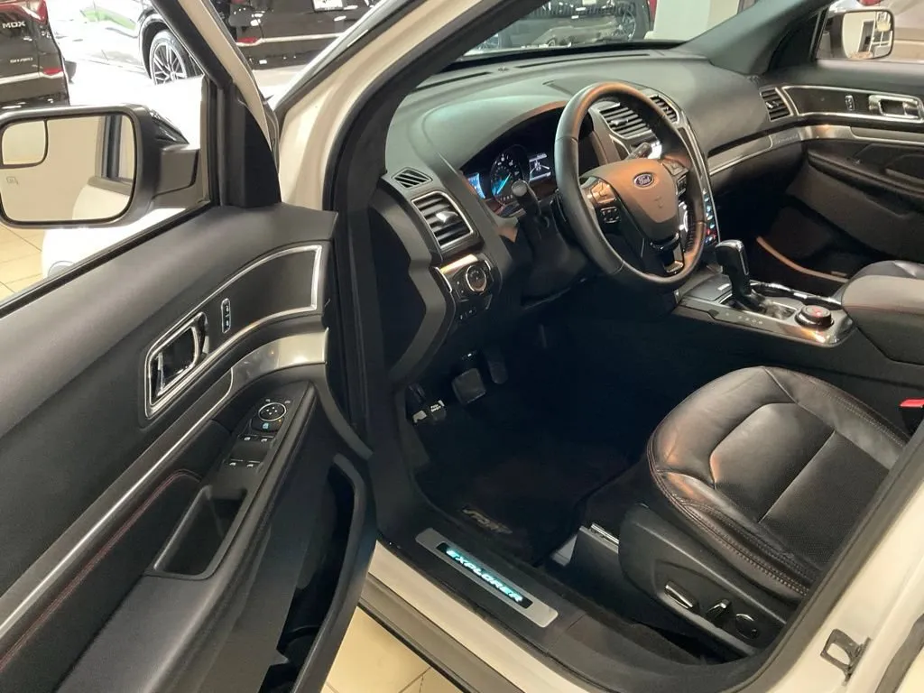 Ford Explorer photo 10