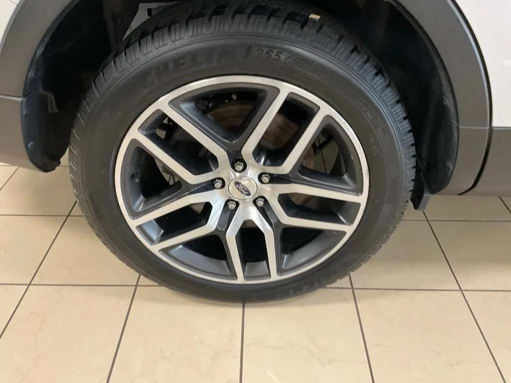 Ford Explorer photo 8