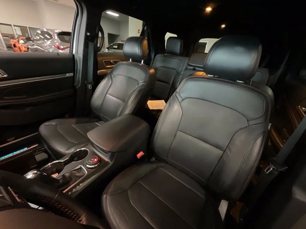 Ford Explorer photo 11