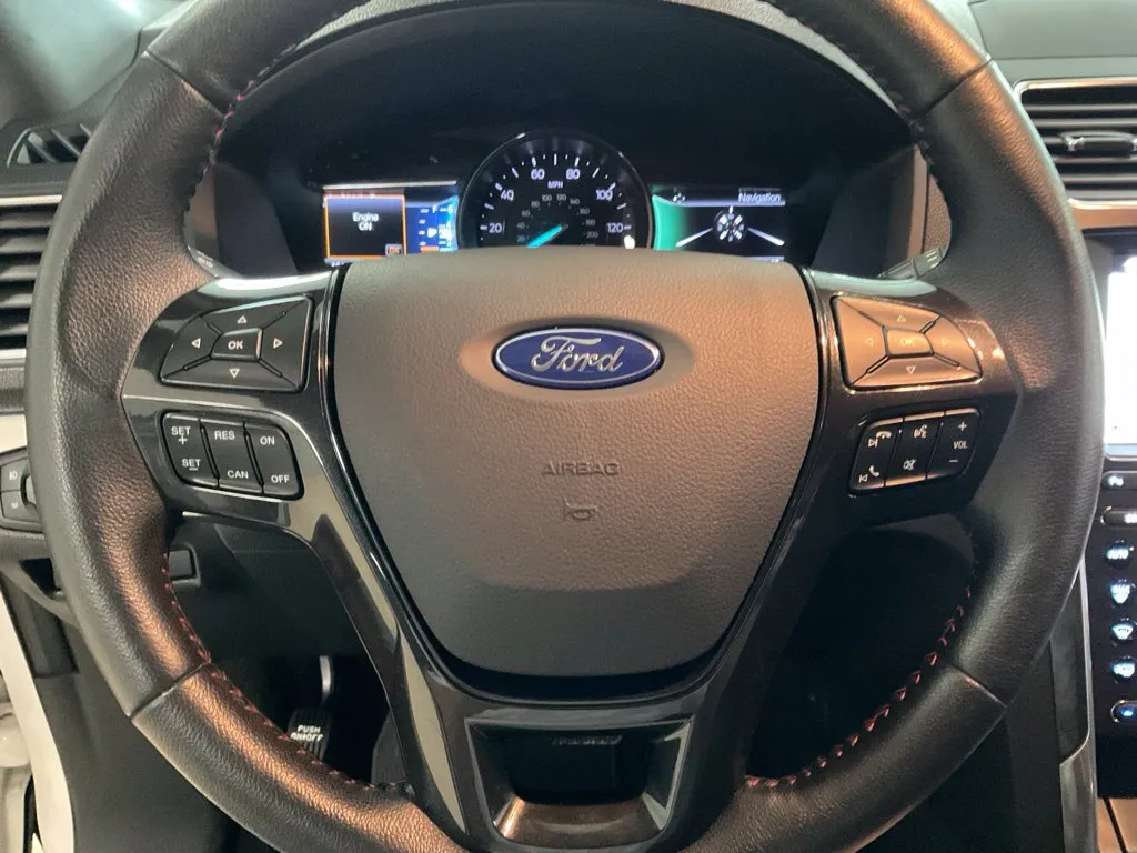 Ford Explorer photo 12