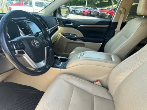 More photos of 2019 Toyota Highlander Limited at Acura of Overland Park, KS