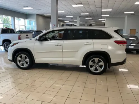 More photos of 2019 Toyota Highlander Limited at Acura of Overland Park, KS